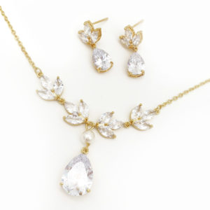 Gold pearl necklace set